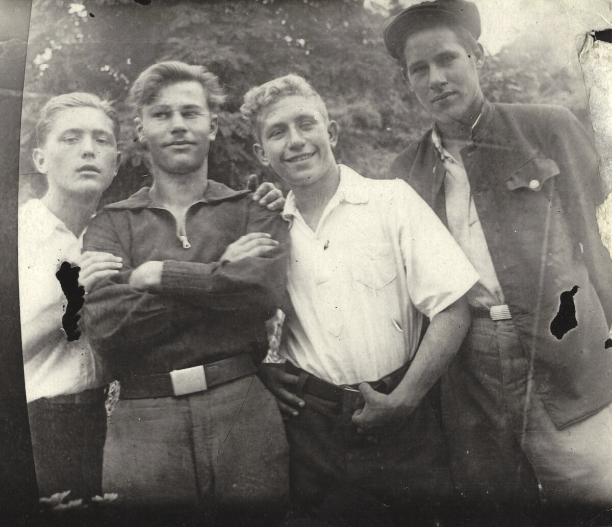 послевоенная фотография. Не официальная., с друзьями .