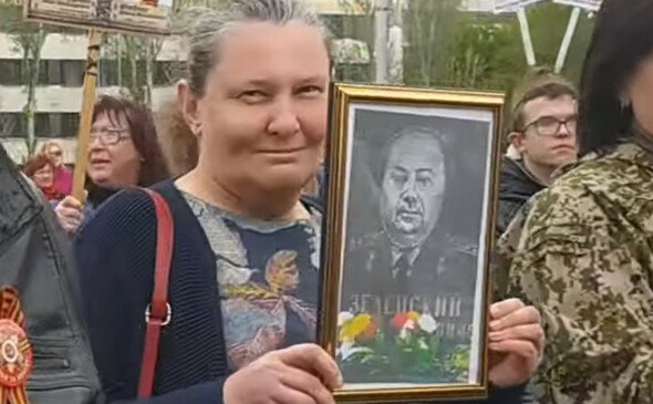 На акции «Бессмертный полк» портрет Семёна Ивановича Зеленского,  деда Владимира Зеленского, несла простая женщина из Донбаса Татьяна Монтян. Репортёрам она объяснила: «Пусть хоть дедушка прогуляется в «Бессмертном полку», пока его внук устраивает шабаш СС «Галичина» посреди Киева». Фото: avatars.mds.yandex.net