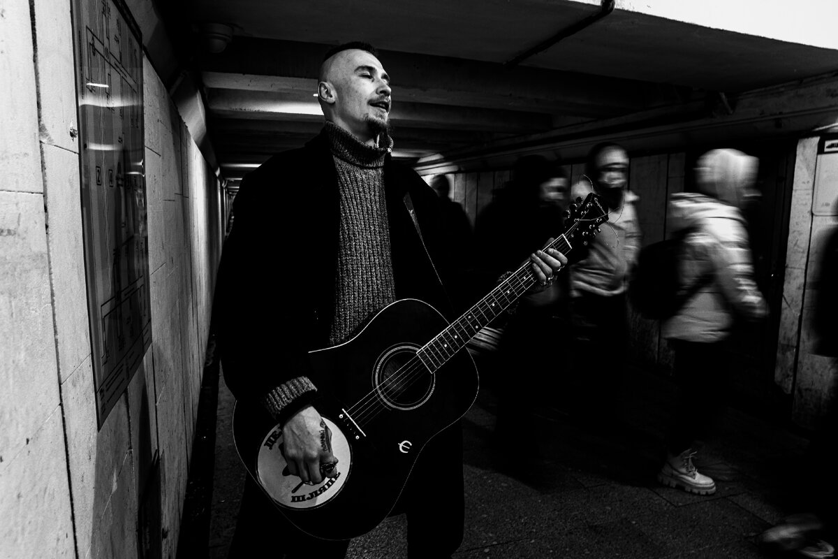 я передвигался в переходе одной из станций метро.