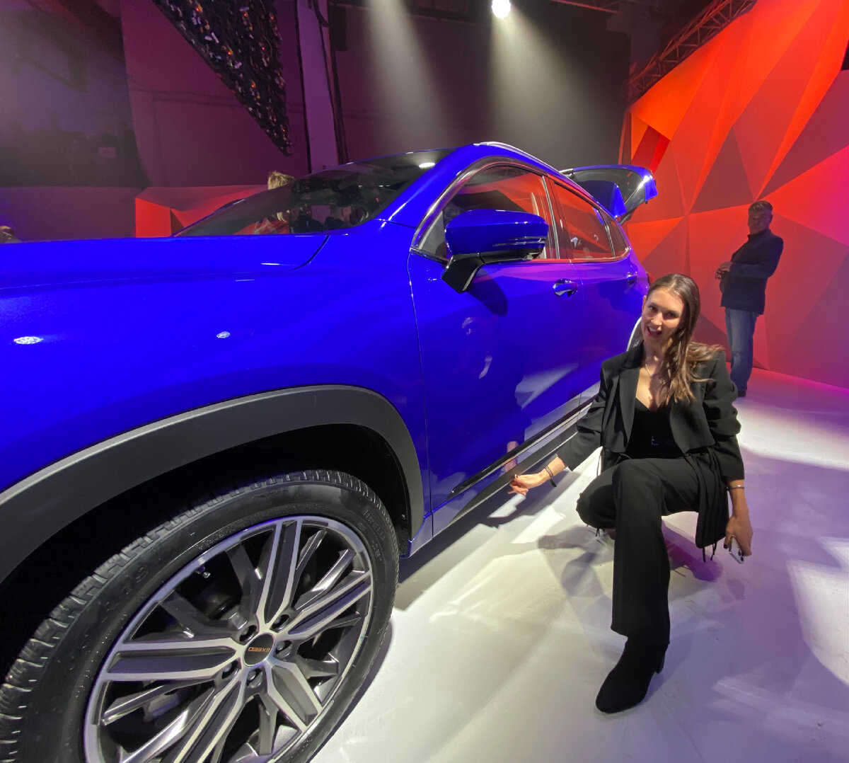 Exeed LX кроссовер  с заметным клиренсом, под порогом большая щель - это видно на глаз. Здесь просится полны привод. Может он и будет, но пока ждем. 