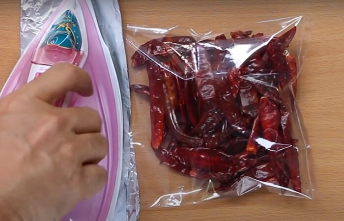 Полезных советов много не бывает, особенно на кухне. Novate.ru предлагает подборку простых, но эффективных лайфхаков, которые помогут меньше времени тратить на готовку и уборку, сэкономить место в шкафах, а также создать идеальный порядок с минимальными усилиями.