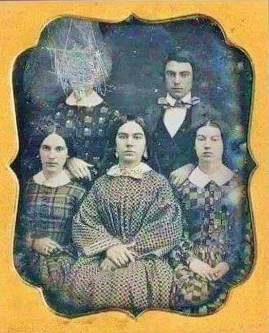 Здесь (как и далее): фото из открытых источников Яндекса. Фото "гуляет" по сети под названием "Как раньше удаляли из друзей".