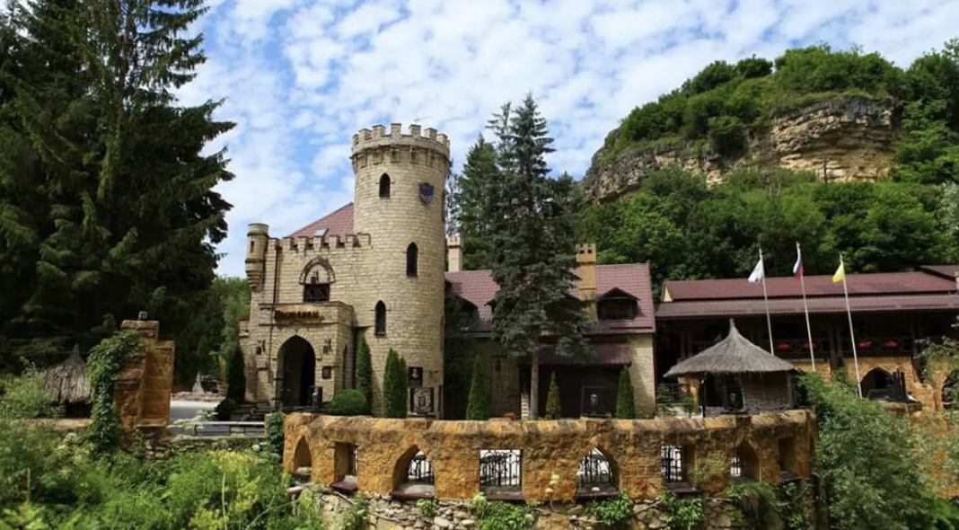 Замок коварства и любви, расположенный неподалеку от Кисловодска, является одной из наиболее посещаемых туристами достопримечательностей.