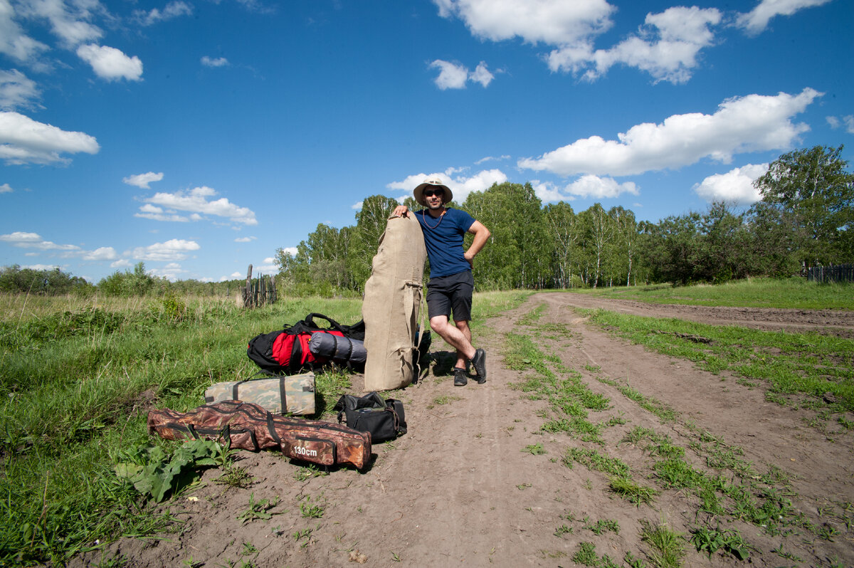 Артем с нашими вещами. Осталось найти удобное место, где можно собрать лодку.