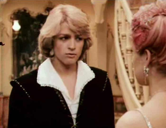 Черное кроме рукавов - смотрится как жилет. Игорь Красавин в фильме "Не покидай...", фото из статьи о нем https://stuki-druki.com/authors/Krasavin-Igor.php