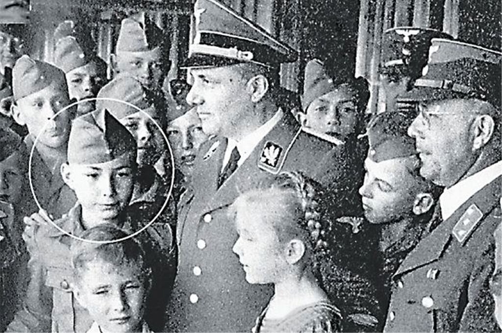 Сын со своим отцом в школе НСДАП, 1942 г.  Источник: https://aif.ru