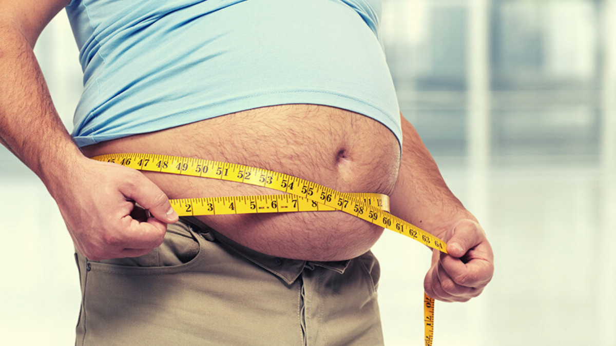 Измерение окружности тела. Ожирение похудение. Лишний жир. Талия у мужчин.