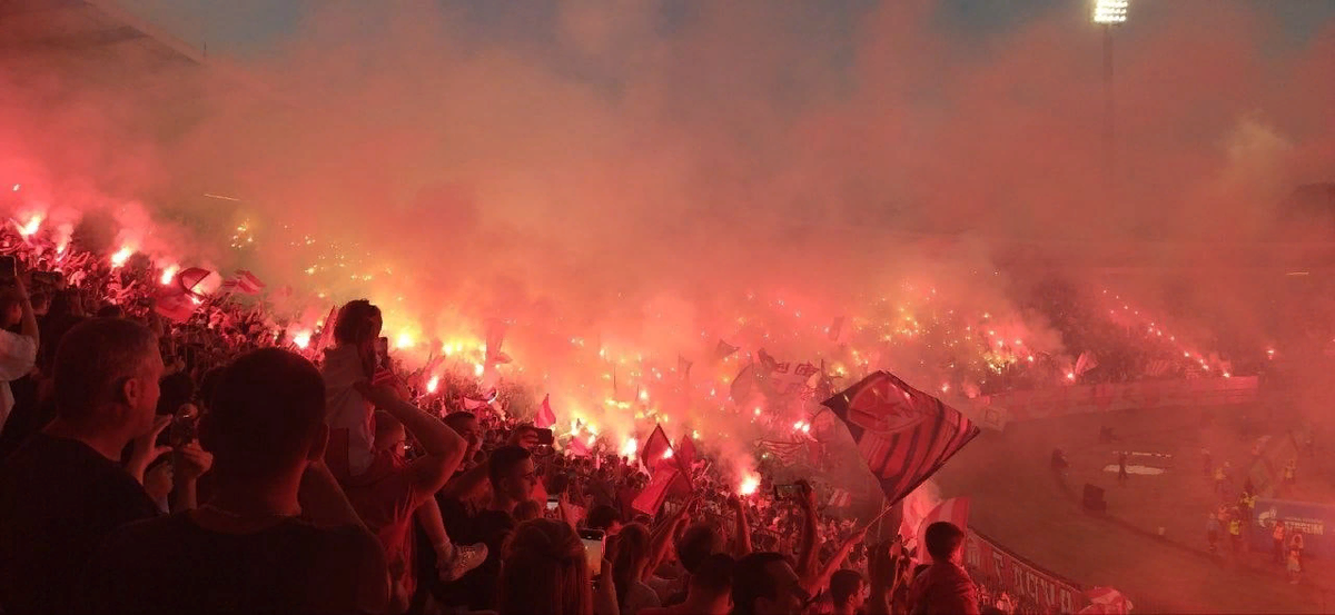 Пиротехника на фан-секторе "Делие" во время чемпионского матча "Звезды". Фото: телеграм-канал OF News 