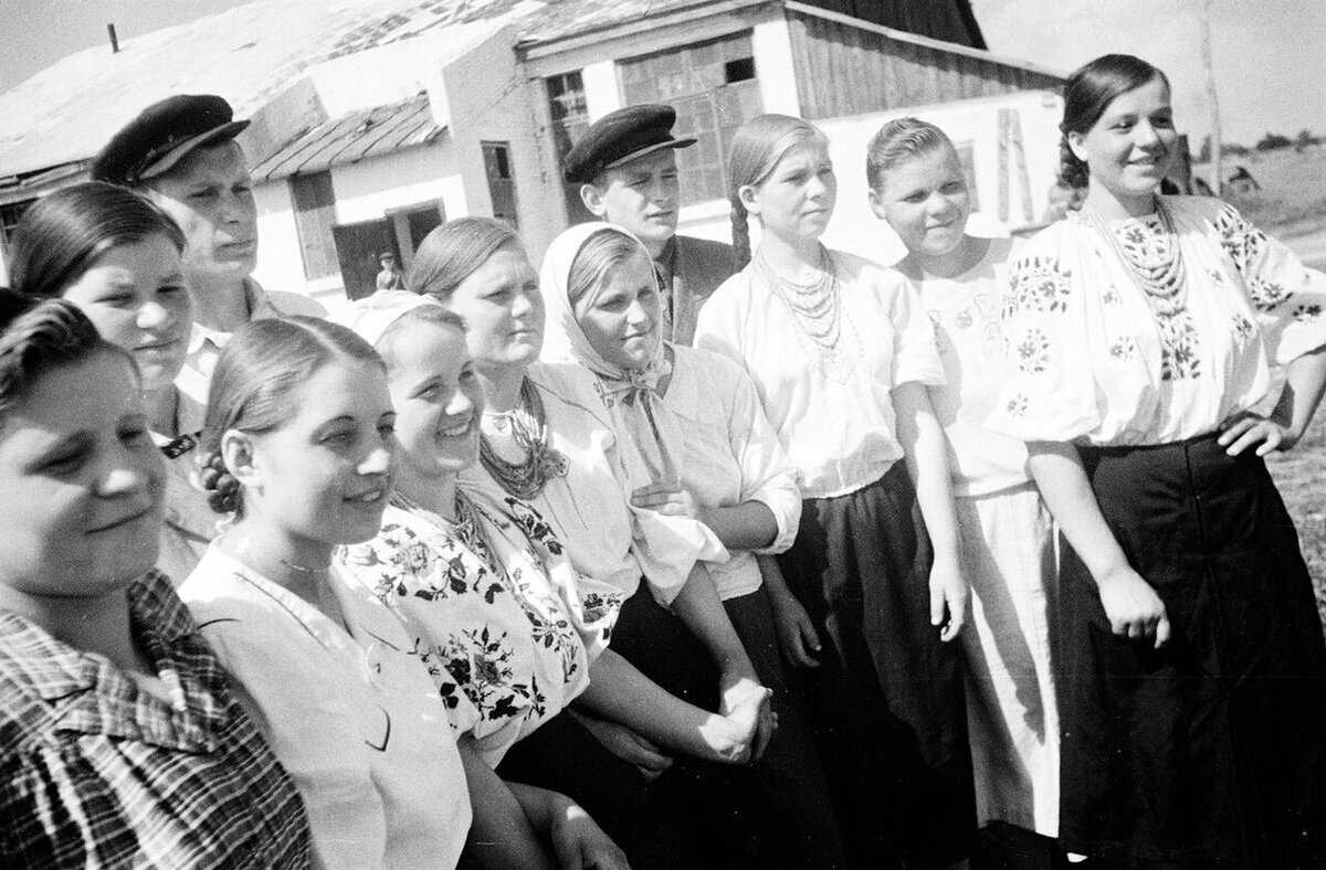 Девчонки тех лет все равно красивые, и без драгоценностей