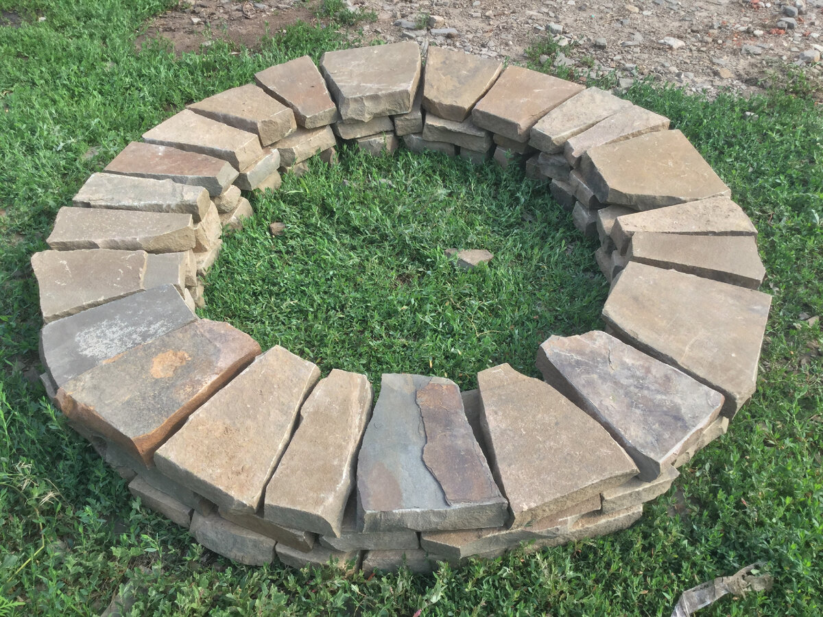 Доставка кострища 
Набор каменный довольно тяжелый. Кострище из трех колец весит 300 кг, поэтому можно его использовать при укладке без раствора. Он прекрасно стоит и под своим весом. Есть в итоге три варианта кострища с внутренним диаметром на все вкусы. 80 сантиметров (внутренний диаметр), 90 и метр. Ну такие метровые варианты, конечно, весят еще больше, до 500 кг.

Камень песчаник совершенно не боится огня и не содержит радиации, вообще очень экологичный камень. Марка прочности М800, срок истираемости - аж 500 лет в отличие от бетона, у которого за 40 лет происходит полное истирание. Обычно комплектуется очаг тремя кольцами, но по функциональной необходимости может быть 3, 4 и 5 больше колец.

Кострище будет уложено на поддоне каждое кольцо отдельно. Обычно кольца идут в комплекте разной толщины, что подчеркивает природность камня. К примеру, если будут три кольца толщиной 5, 6 и 7 сантиметров, то более толстое кольцо рекомендую положить на низ.