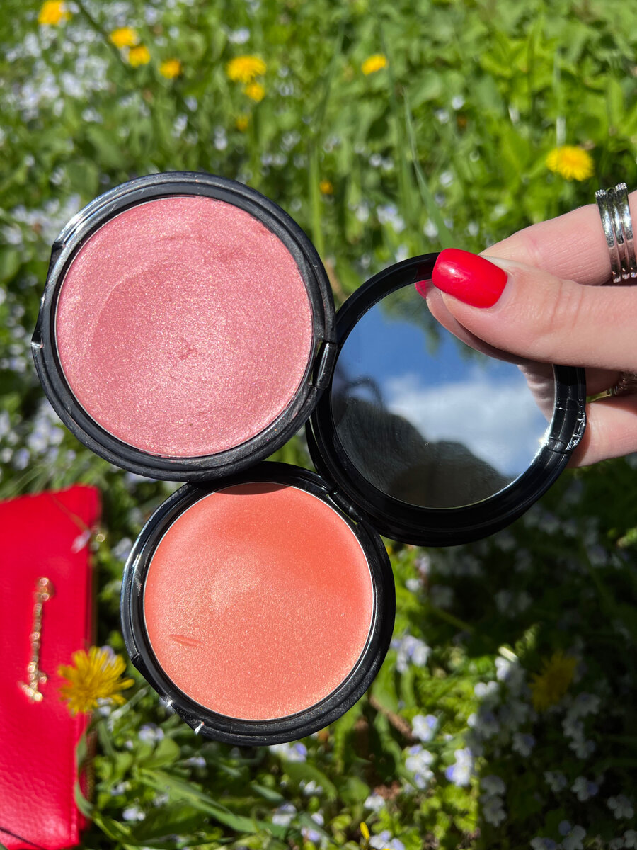 Кремовые румяна Romanovamakeup sexy cream blusher в оттенках good girl (сверху) и shiny peach (снизу)