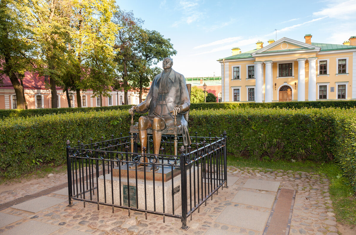 Петер первый памятник Петропавловская крепость