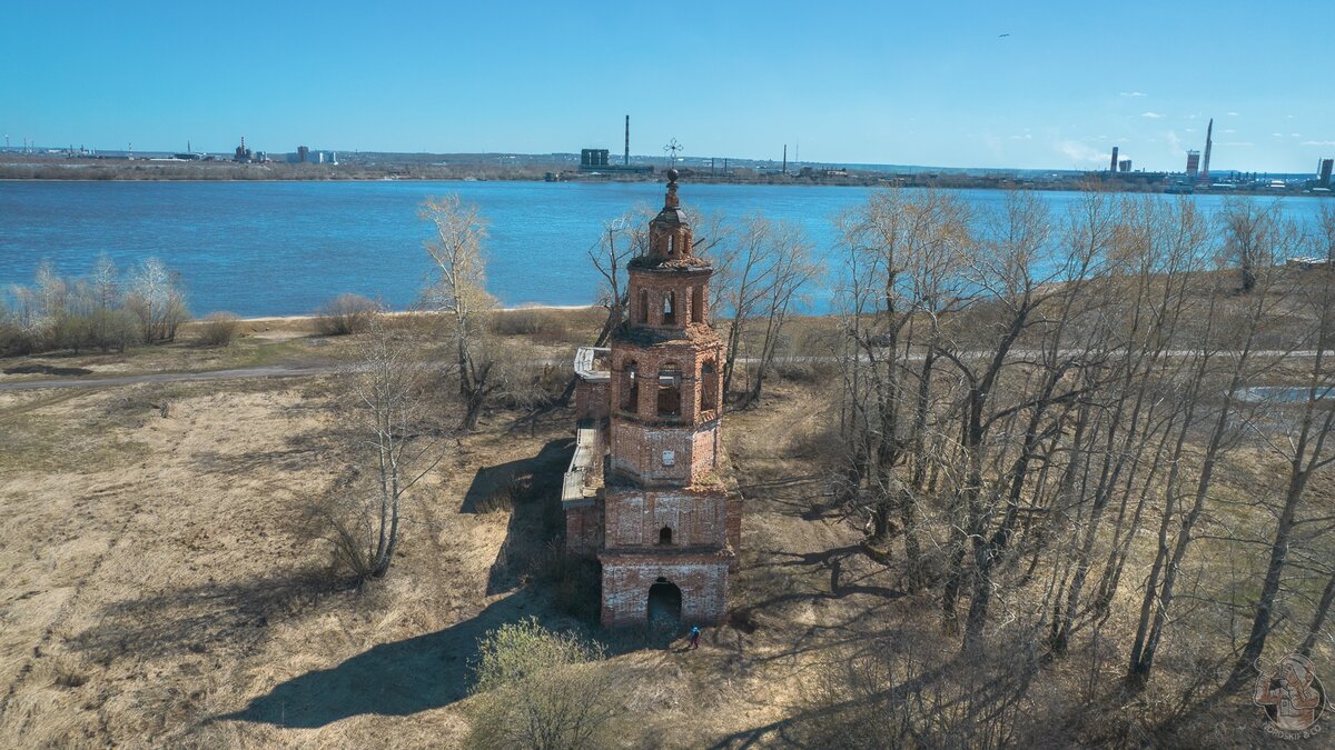 Красивый заброшенный храм на берегу Камы. Рядом туристический центр, но  церковь лежит в руинах... А всё почему? | NordSkif & Co | Дзен