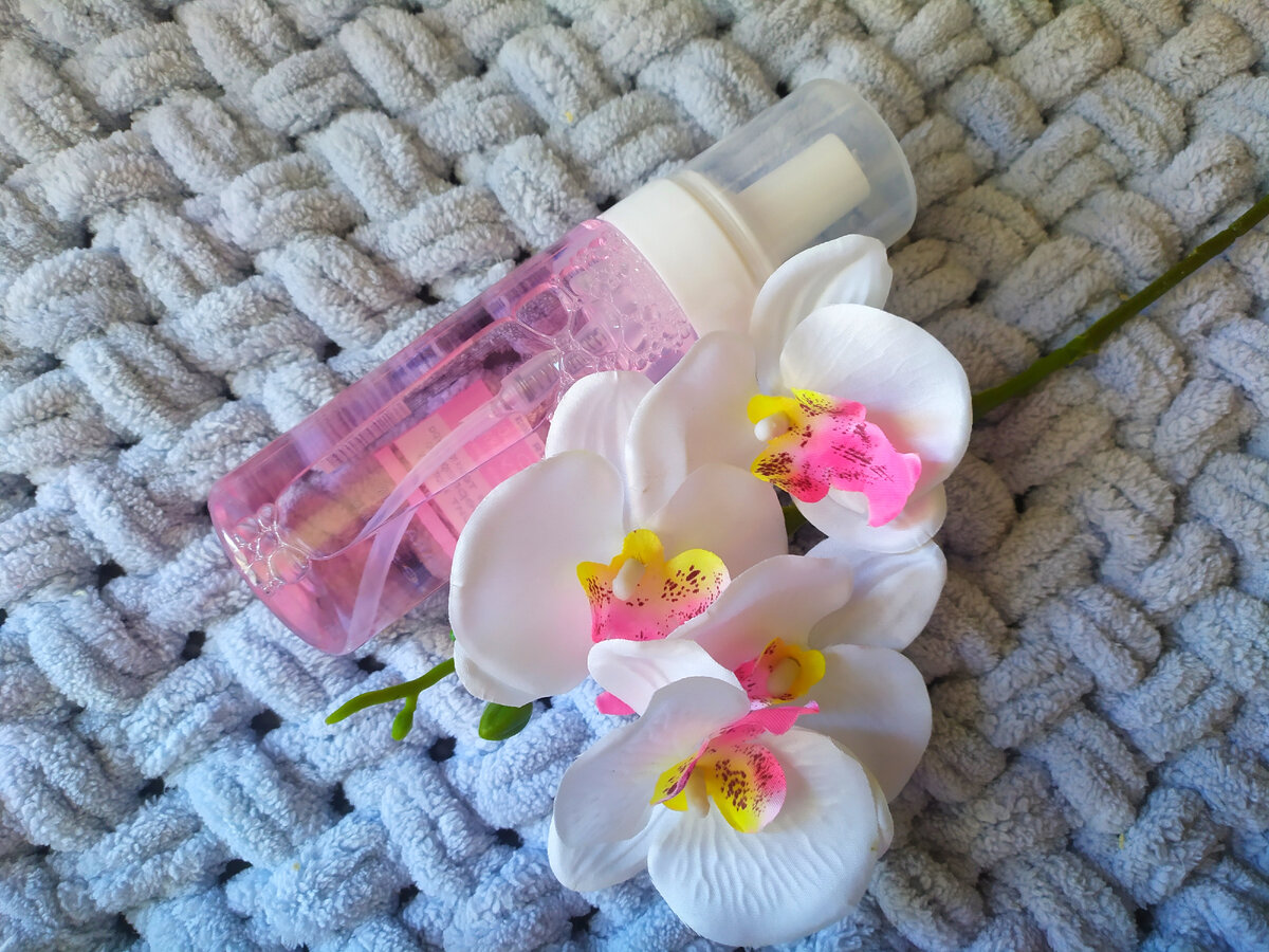 Фото автора. Пенка имеет нежно-розовый цвет, флакон очень удобный - с дозатором