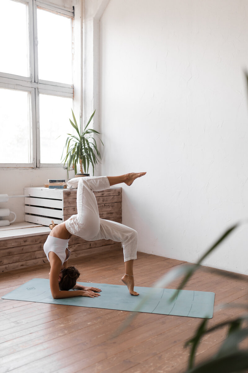 Yoga Journal апрель 2017 Вирабхадрасана