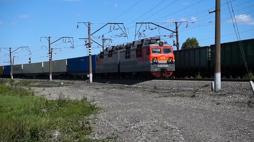 Электровоз ВЛ80С-1080 с контейнерным поездом.