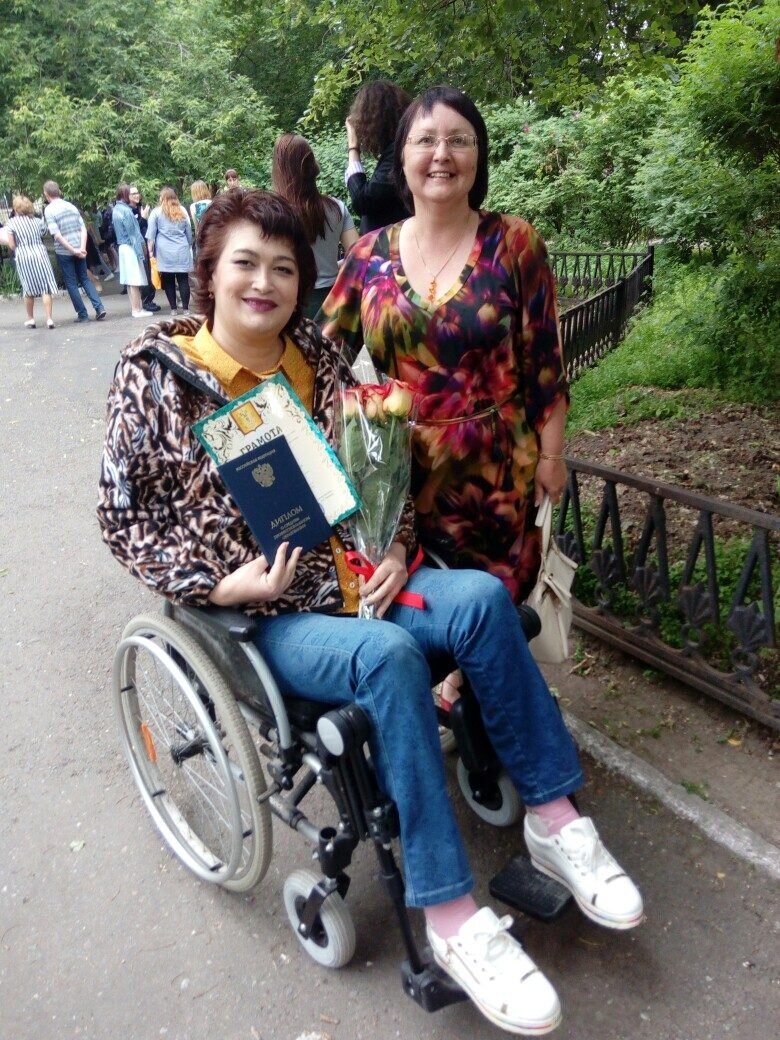 С дипломом и любимым преподавателем