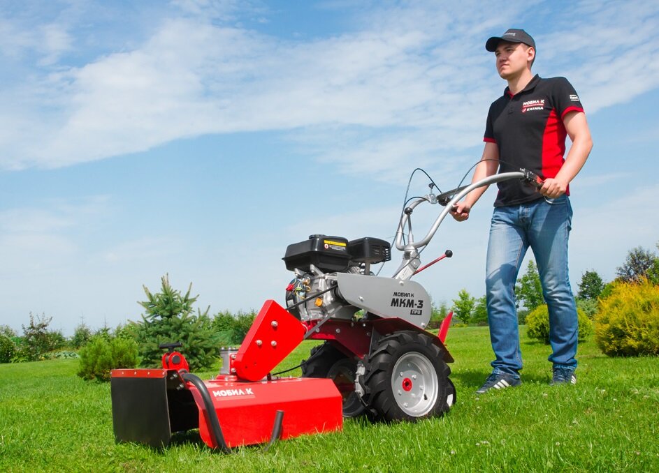 Сенокосилка КМ-0,5 на пути к высокой траве.