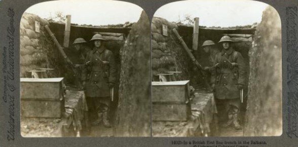 Стереофотография британских солдат в окопе на Балканах, 1916 год.
