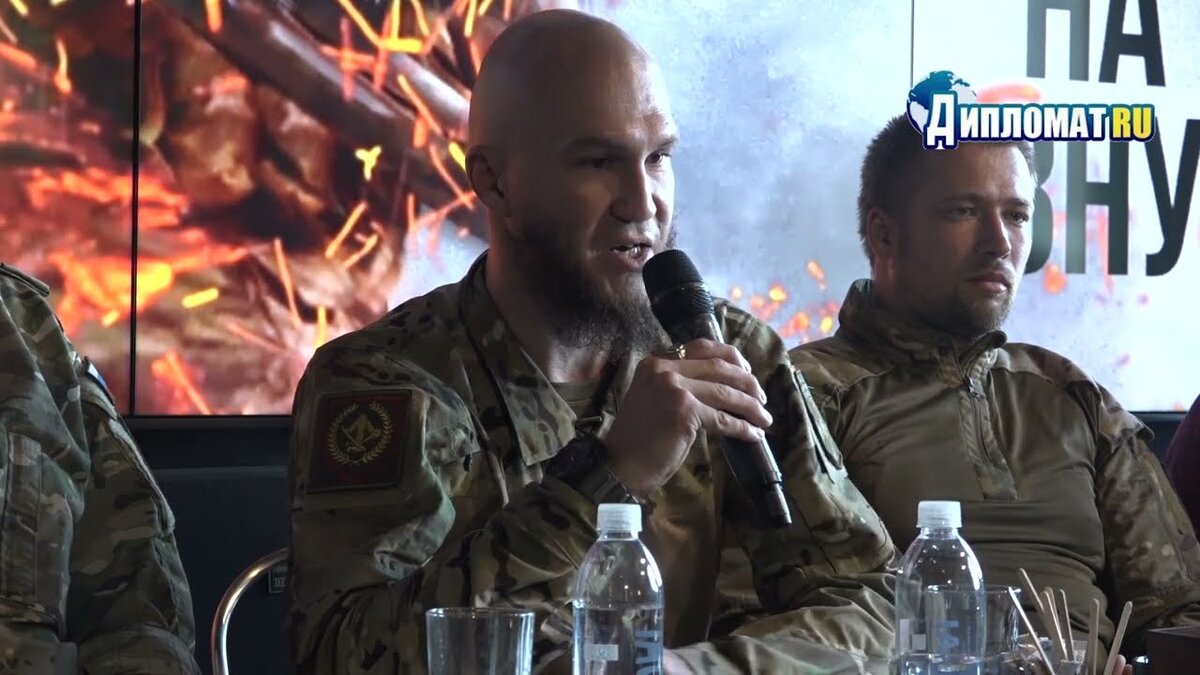 Встреча с добровольцами, вернувшимися с Донбасса, - Владимир (позывной "Ульфер" - с микрофоном). Фото из интернета.