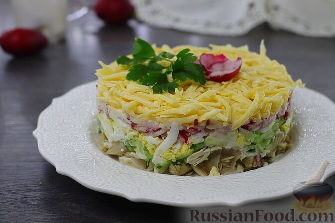 Салат из риса с сыром и колбасой