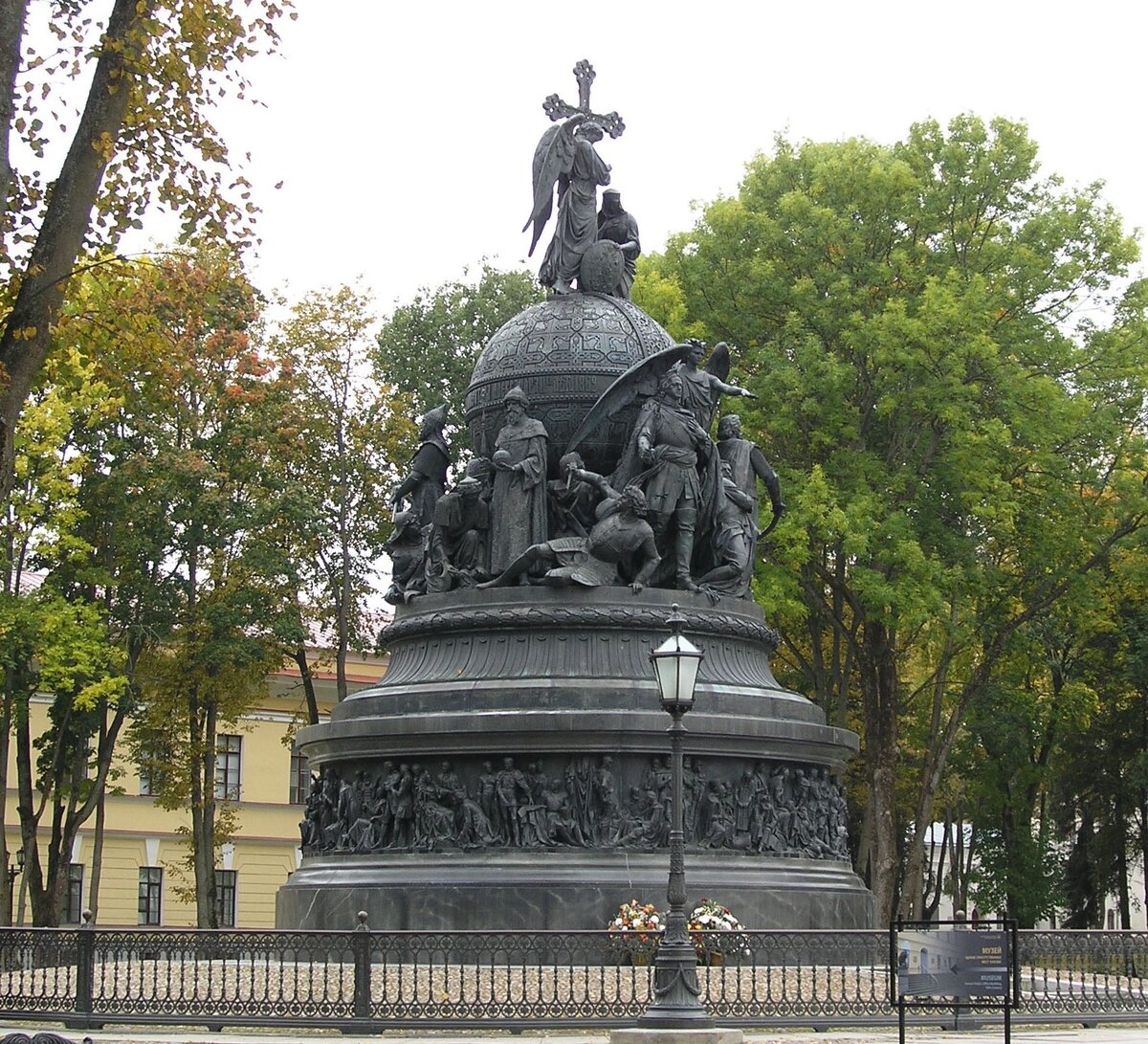 Памятник тысячелетию Руси в Новгороде. Два из трех героев статьи не нем присутствуют. Из открытых источников