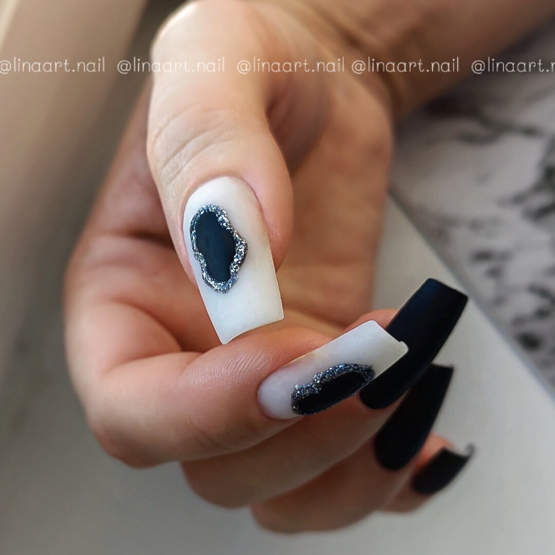 Черный матовый маникюр с абстрактным дизайном 