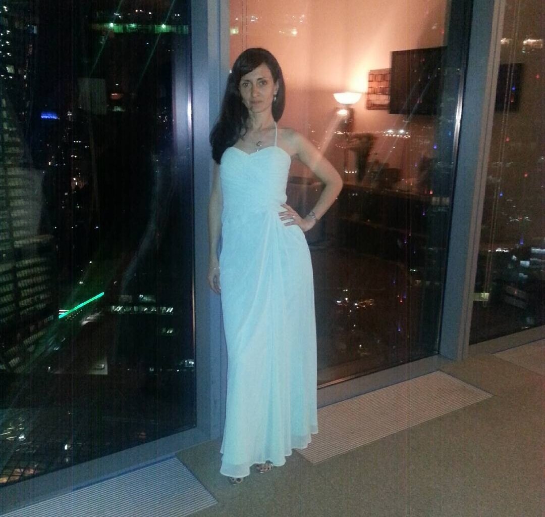 Брюнетка с длинными волосами