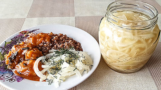 Маринованный лук - незаменимое дополнение к любому салату или мясному блюду