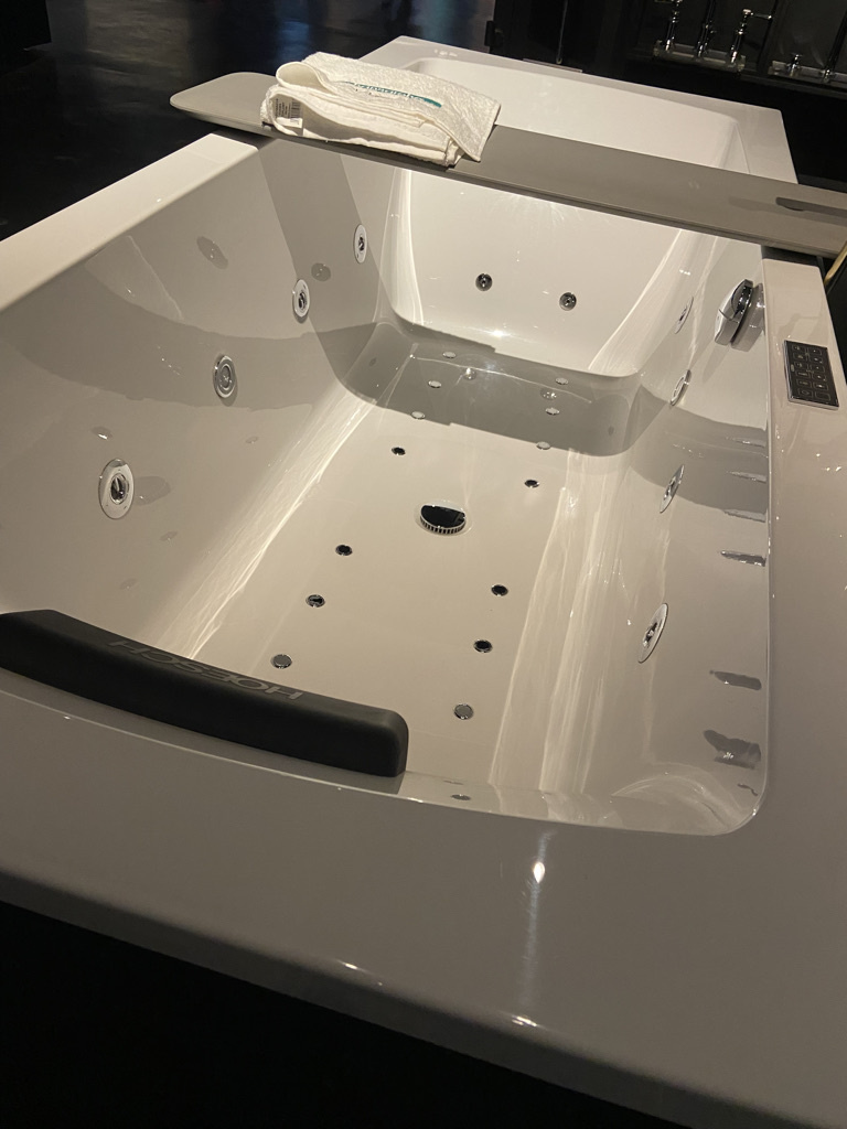 ванна в салоне Аквариус 