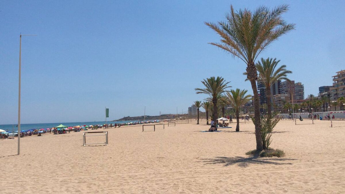 Пляж Сан-Хуан в Аликанте - недвижимость в этом районе пользуется повышенным спросом у россиян🌴