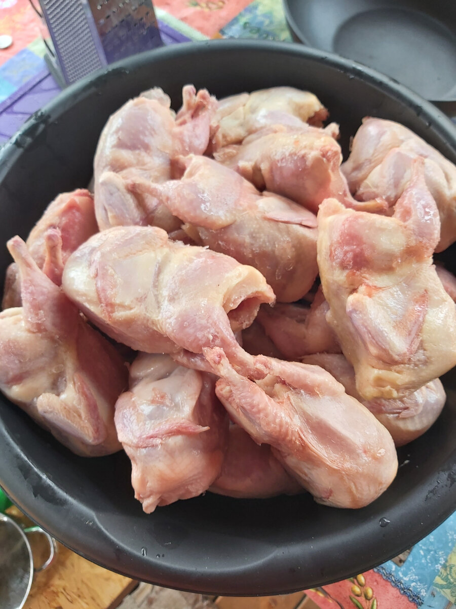 Пара дюжин прибывших свежайших перепелов заставила срочно включить фантазию! Основной объем я сделал в сырном соусе (см. предыдущую статью), но несколько штук оставил для эксперимента.