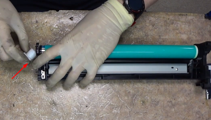 Фото 66. Расположение первого винта, закрепляющего верхнюю крышку 