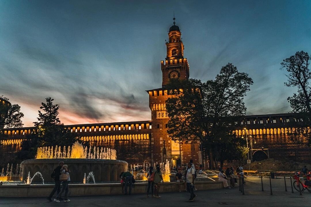 Сначала подумал, что это маленький Кремль, а это замок Сфорца в Милане