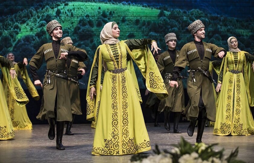 Современные чеченцы в национальных костюмах