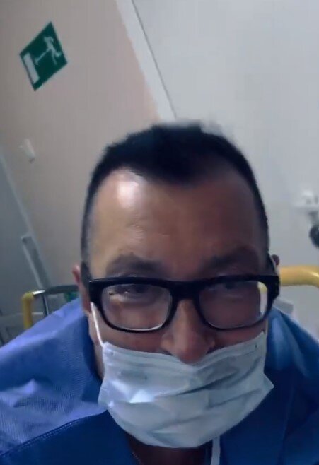     Певец мучался от боли в спине скрин из видео: соцсети
