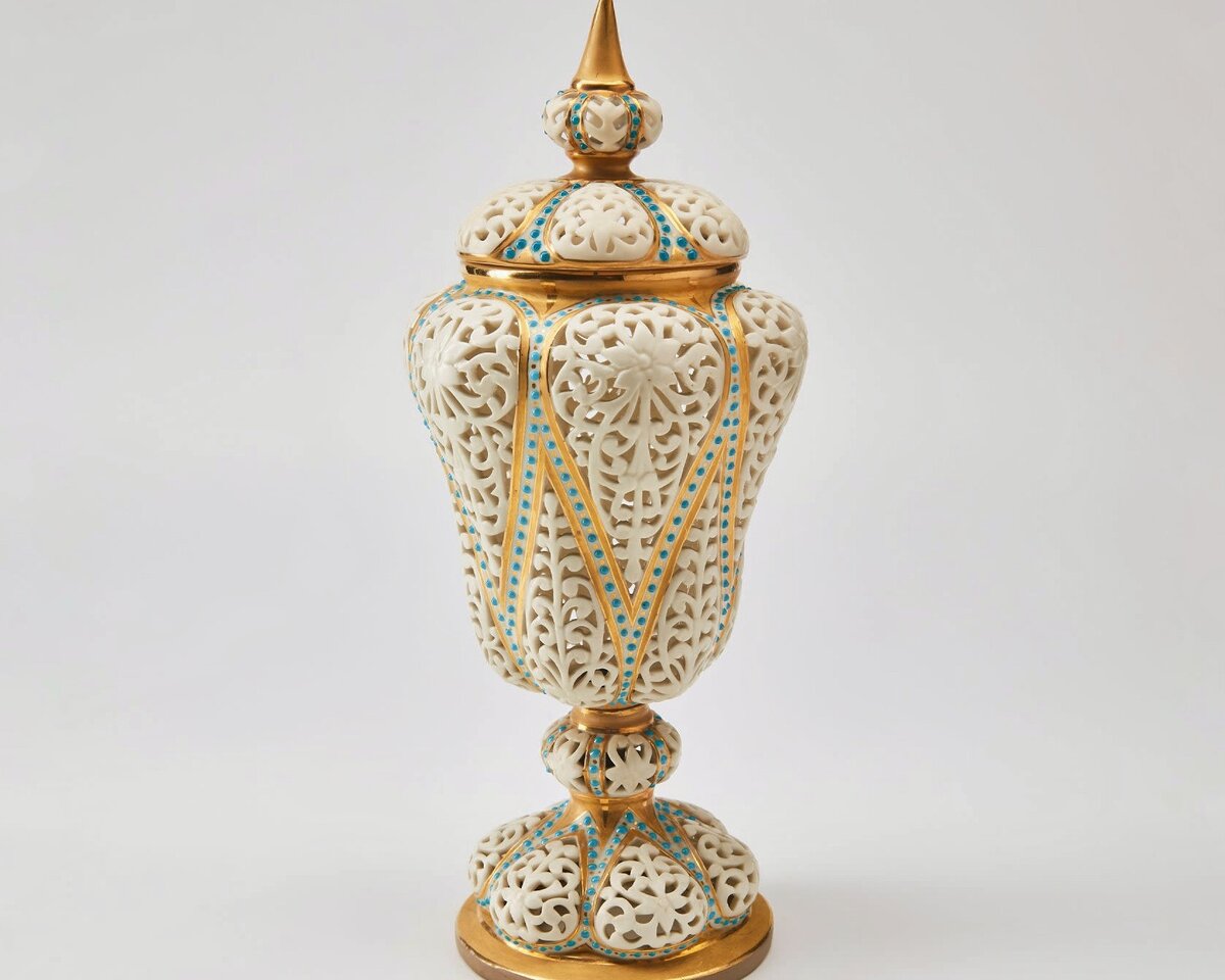 - (-). Royal Worcester. 1889-1890 . ̆   blush ivory,  . https://ru.bidspirit.com/