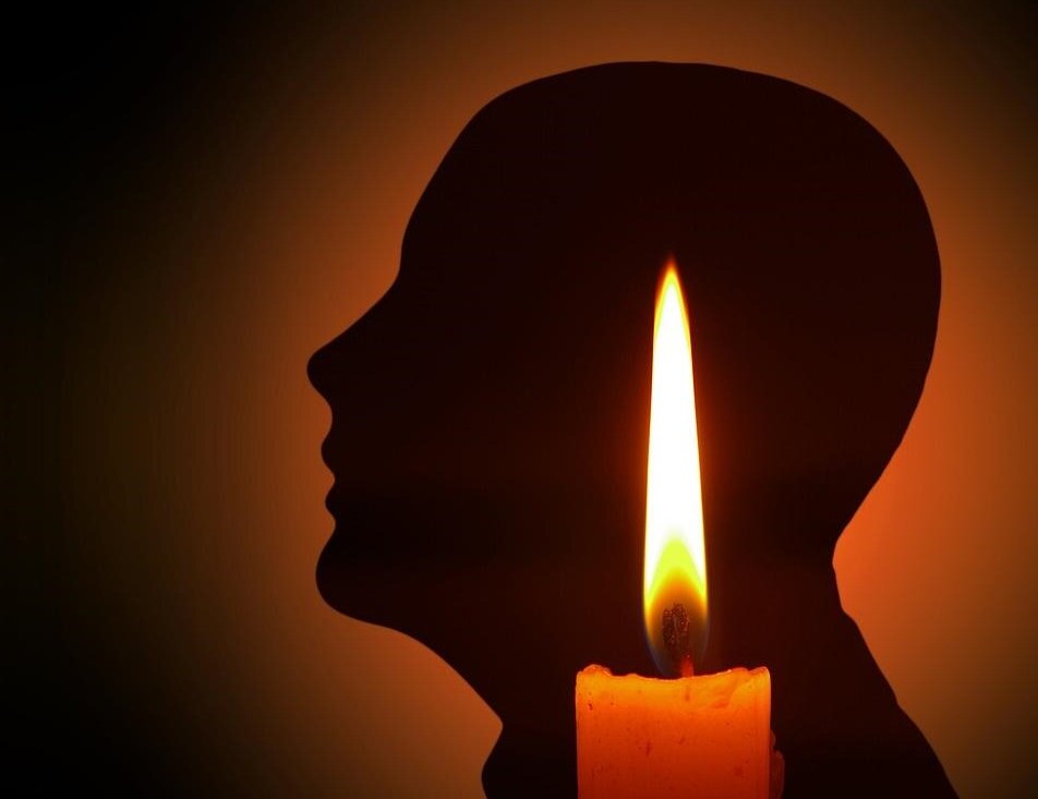 Прощание под свет свечи, и не зови его теперь и не проси, остаться, чтобы рядом снова быть...Его лицо, дай Бог, мне не забыть!