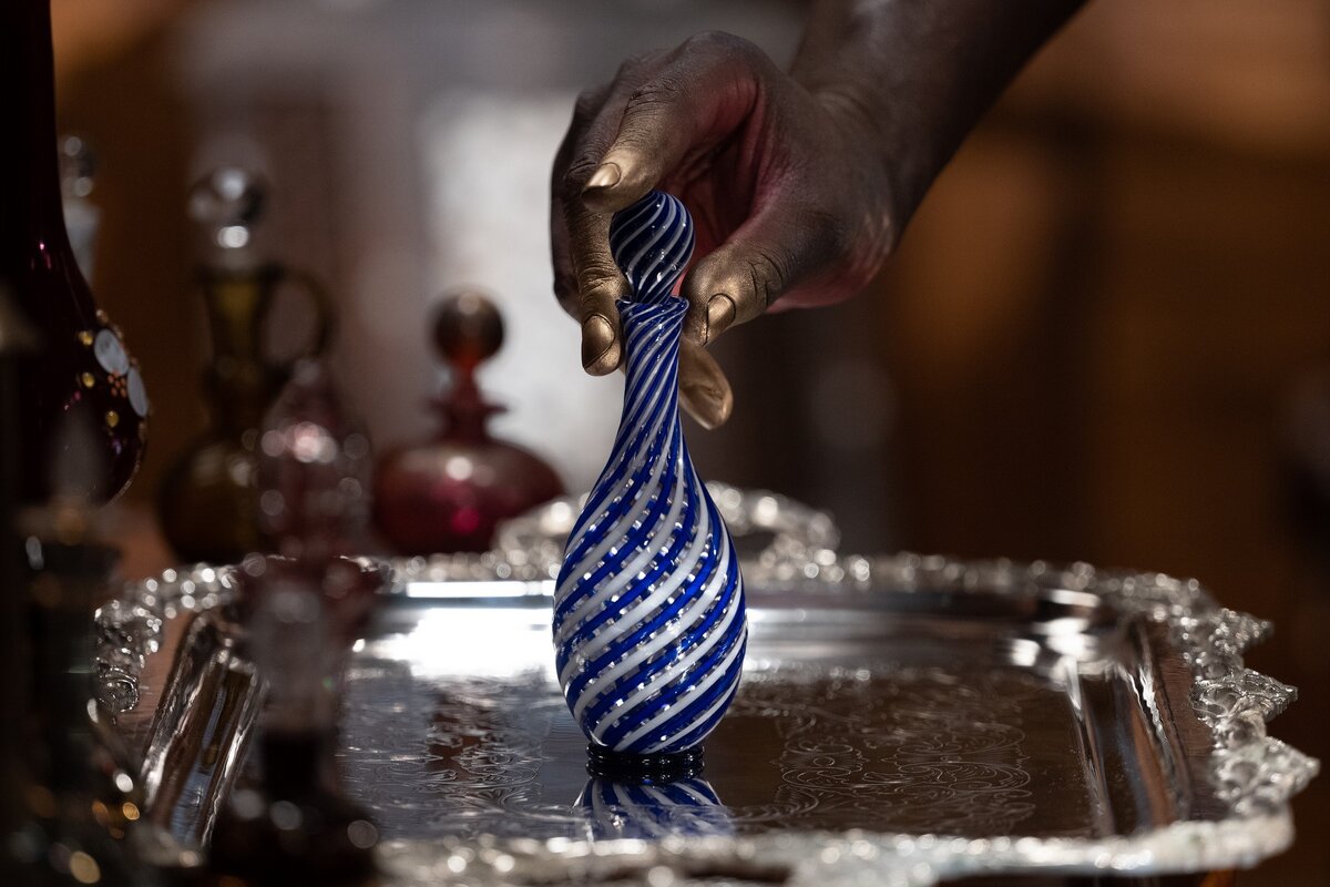 Вот этот графинчик она купила