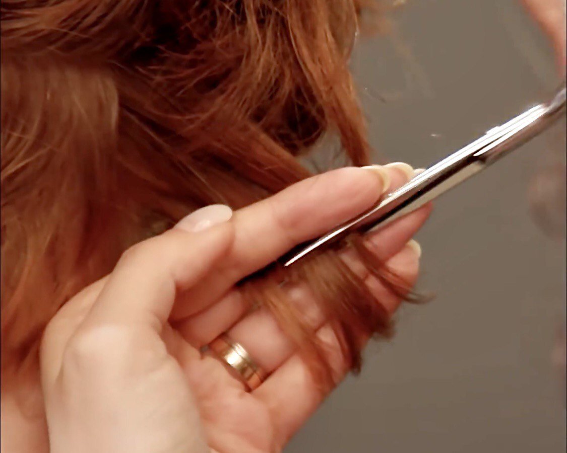 В технике сухой стрижки мастер работает с каждым завитком.