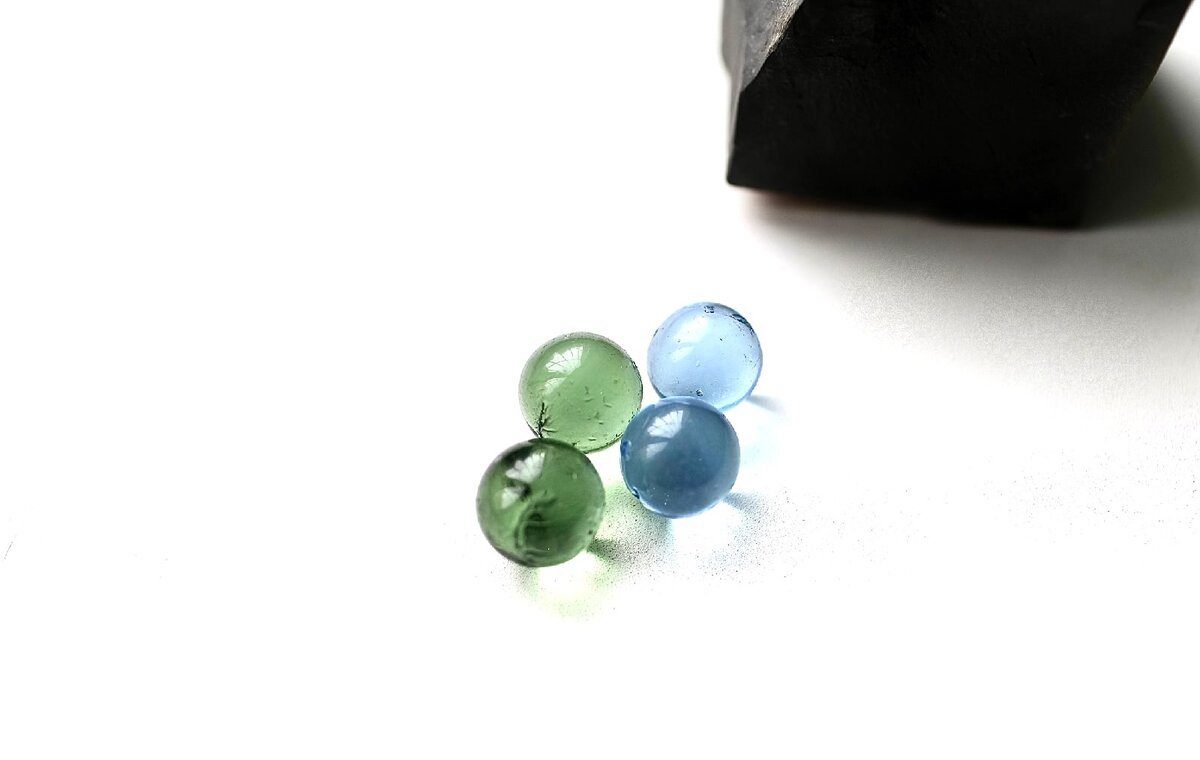 Стеклянные шарики со специальными примесями