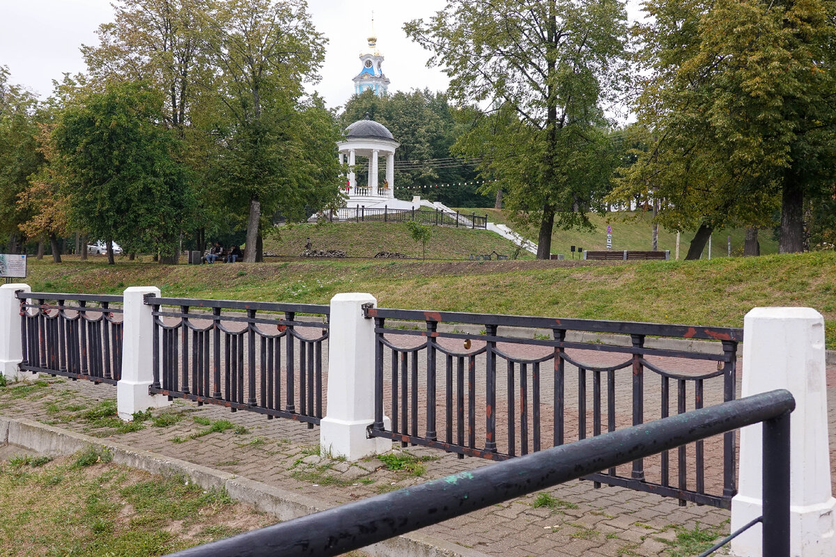 Подготовить такую статью стоило огромного труда, но я все-таки постарался. Слишком уж мне нравится "Жестокий Романс". Фильм снимали, в основном, в Костроме. Но в начале нам показывают Ярославль.-16