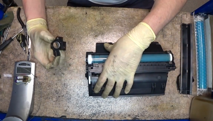 Фото 28. Закручиваем два винта, закрепляющих ракель