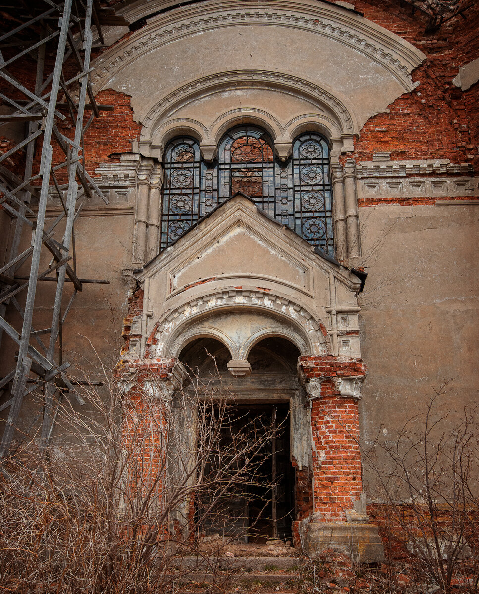 Спасская церковь в Седельницах снаружи