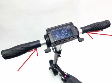 На фото указан дисплейный модуль, стрелочки показывают на 2 механизма при нажатии которых складываются ручки вниз!