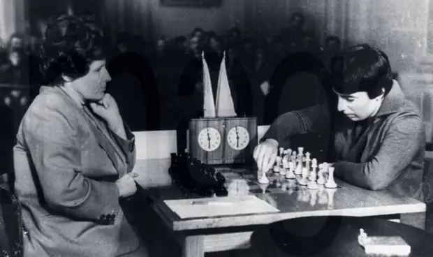 Елизавета Быкова и Нона Гаприндашвили. Источник: https://sovsojuz.mirtesen.ru/