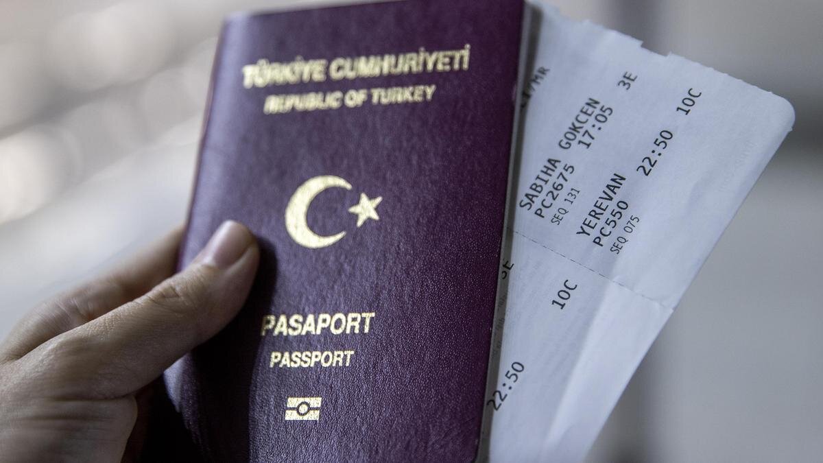    Паспорт гражданина Турции и билет:Ali Balikci / Anadolu Agency / Getty Images
