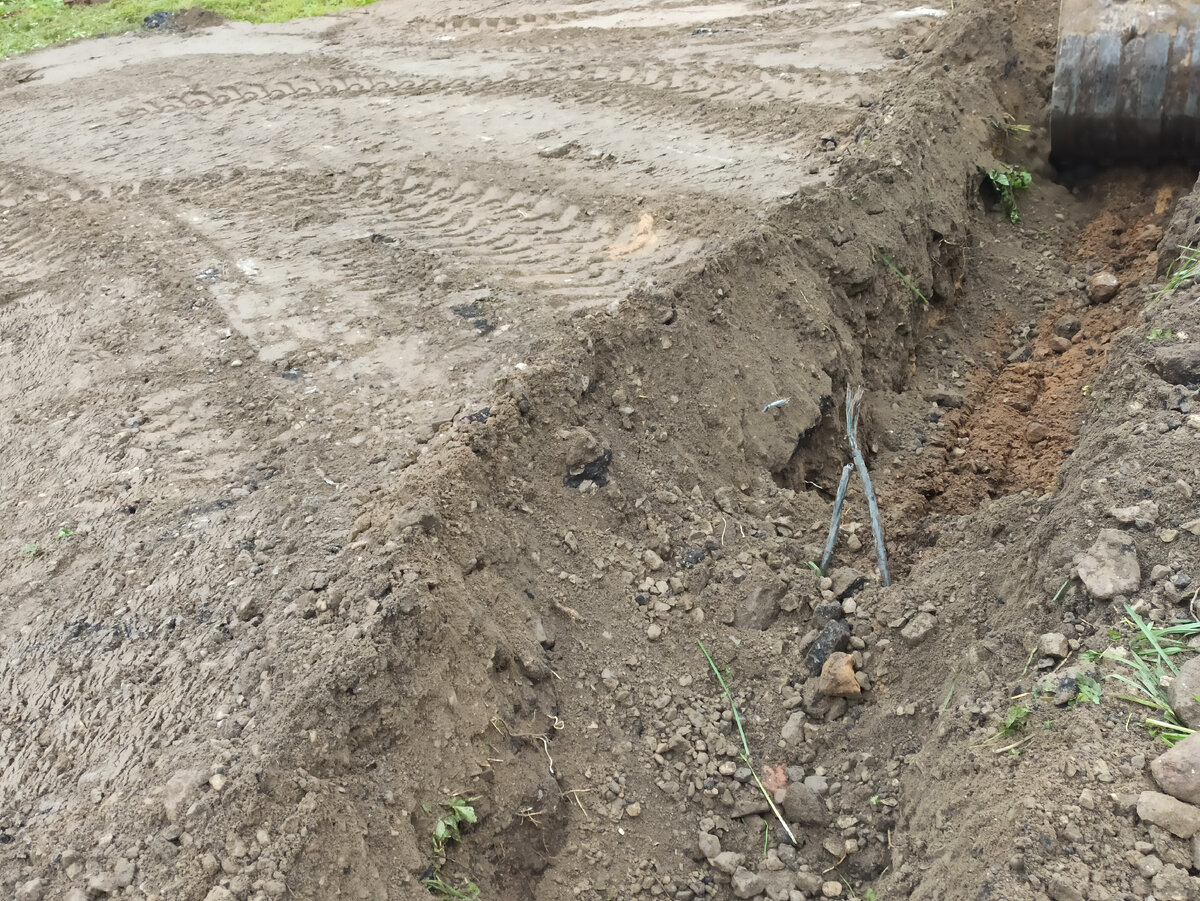 Траншея с оборванным кабелем