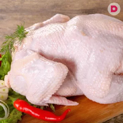 Для того чтобы приготовить замороженную курицу, ее необходимо предварительно разморозить. Лучше всего дать ей оттаять естественным путем. Если же времени не хватает, можно погрузить курицу в воду либо использовать для этих целей микроволновую печь.