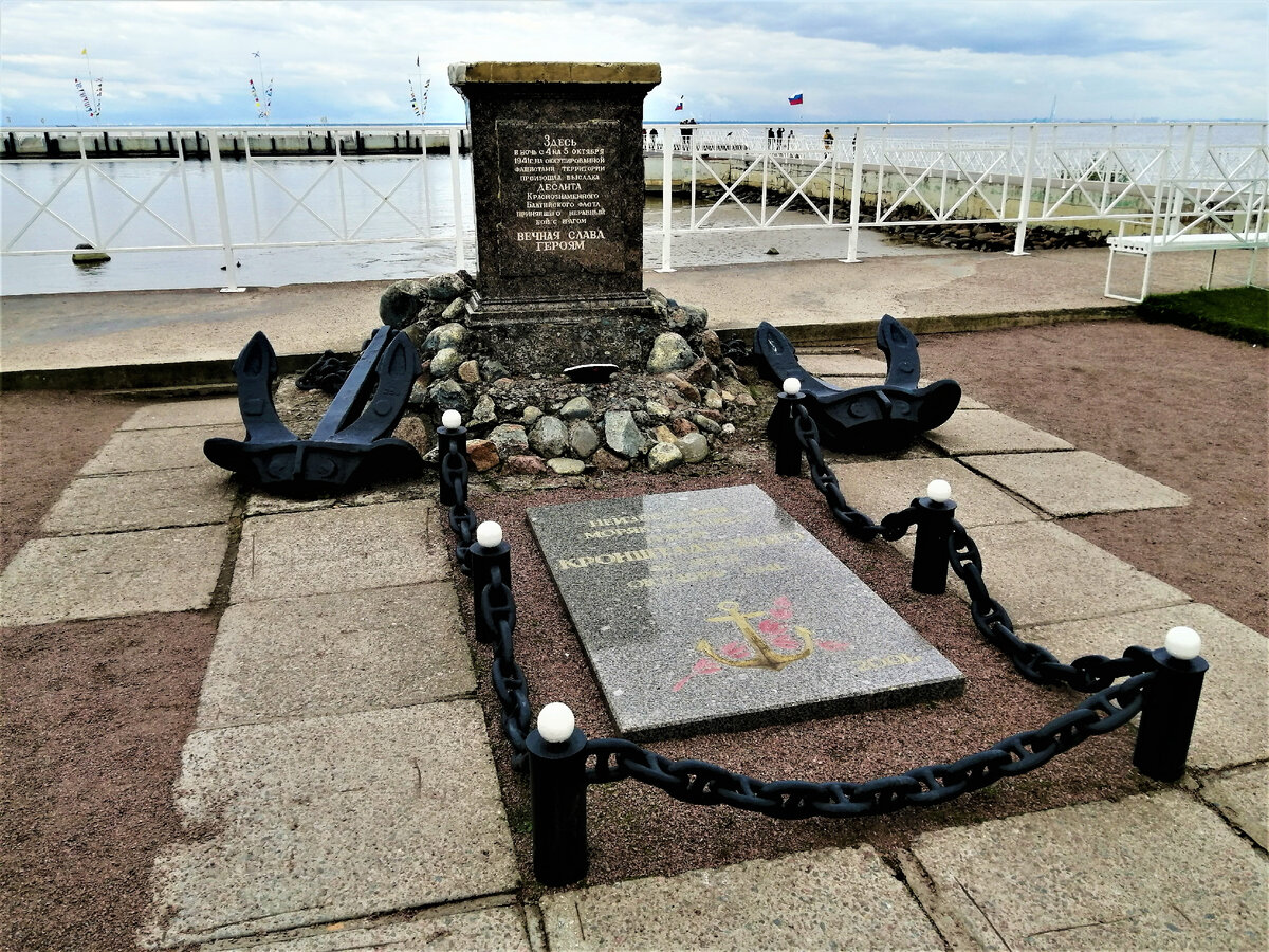 Памятник героям десантникам на Морской пристани Петергофа